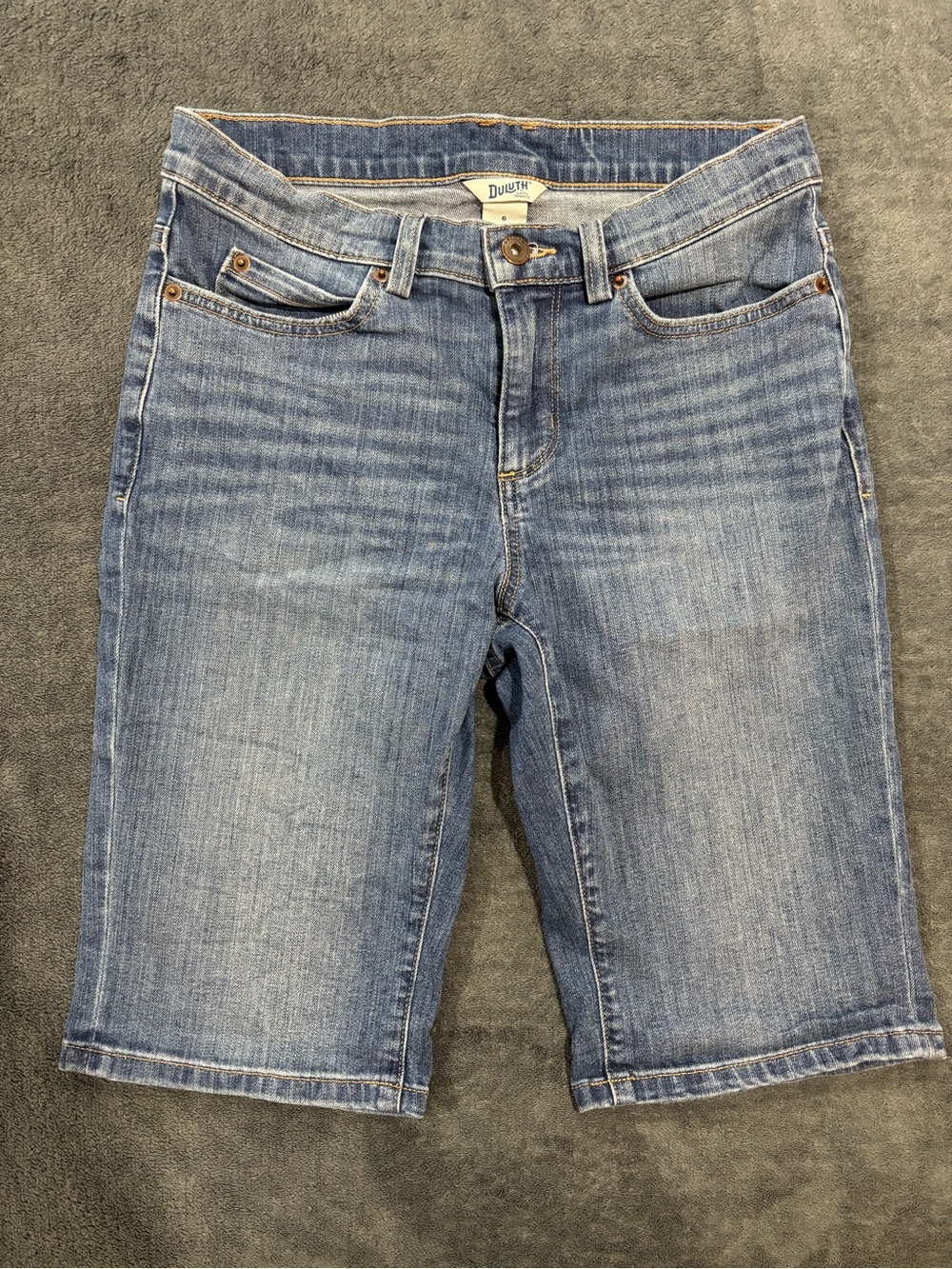 Duluth Trading Bermuda Denim Shorts Women's Size 6 Mid-Rise Jean Shorts Blue